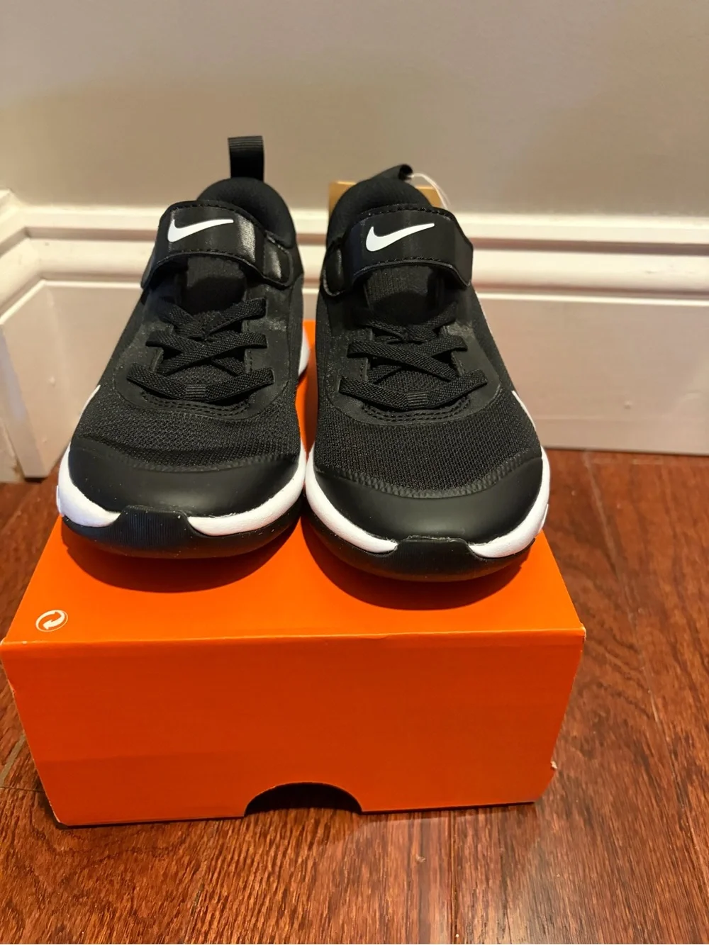 Nike Kids Black and White Velcro Sneaker (Size 11)